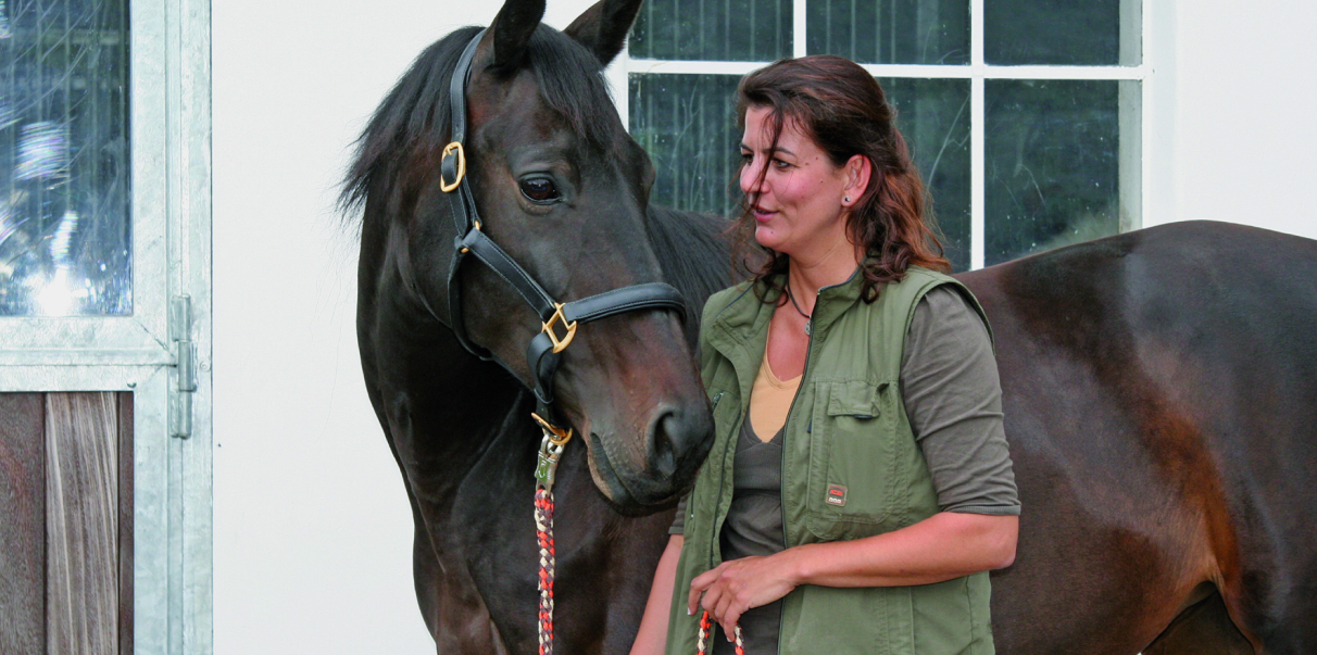Dr. med. vet. Astrid Reitz mit Pferd am Stall