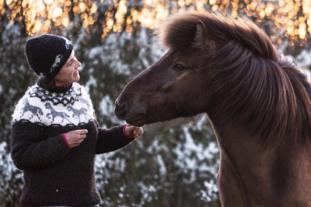 Regina Thomschke mit ihrem Isländer Ganti